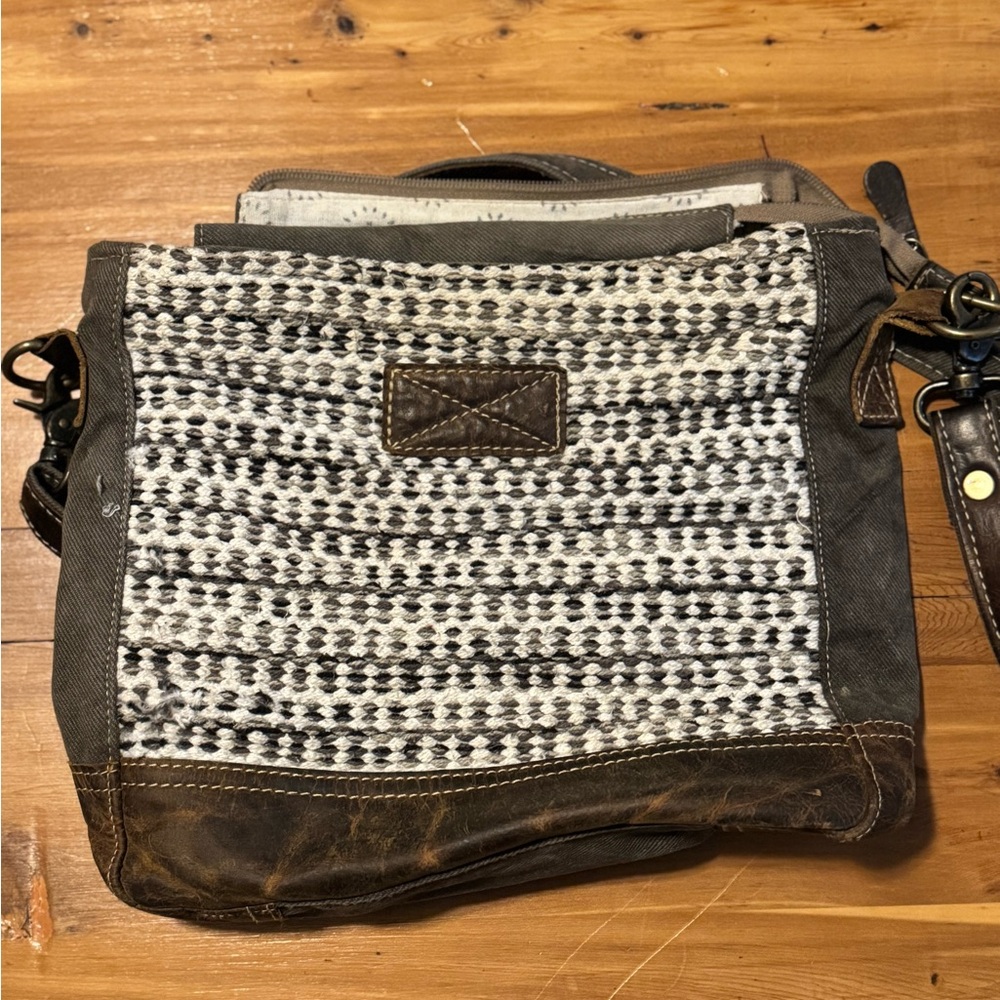 Myra crossbody